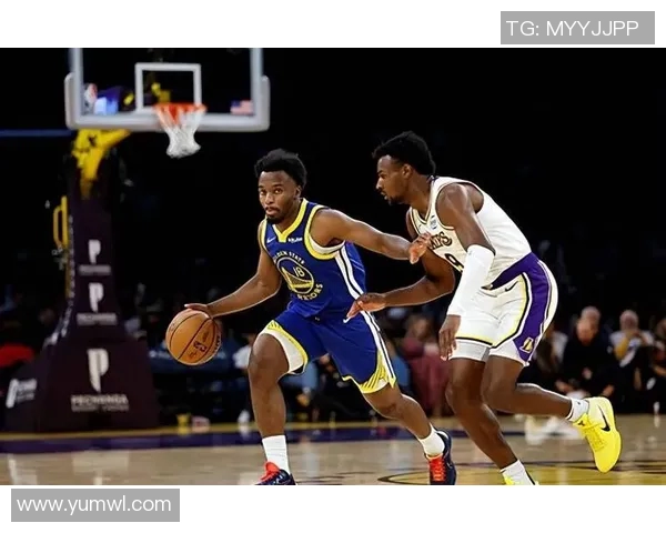 勇士与国王季前赛激战正酣双方球员表现引人瞩目 勇士与国王季前赛激战正酣双方球员表现引人瞩目